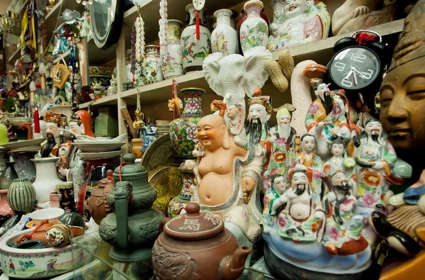 Porcelaine de marché antique et vieilles statues à vendre au magasin d'occasion — Photo