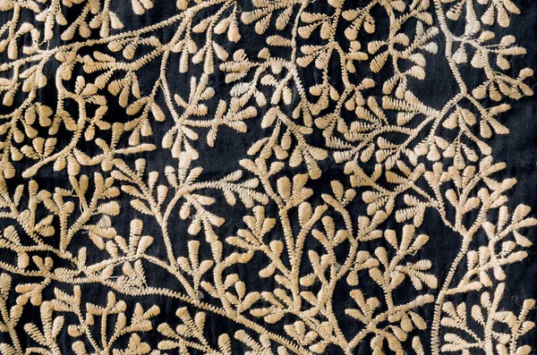 Frammenti di vecchia coperta fatta a mano dall'India. Ricamo floreale fantasia su backround vintage di patchwork . — Foto Stock
