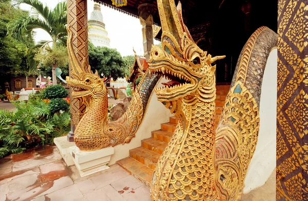 Γλυπτική των χρυσών δράκων στην είσοδο ενός παραδοσιακού ταϊλανδέζικου ναού — Φωτογραφία Αρχείου