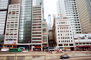  Sokaklarda gökdelenler ve hızlı trafik düzeyleri taksi araba sürüş 