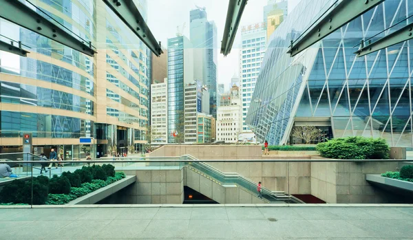 De nombreux niveaux de scène urbaine avec des gratte-ciel au centre-ville d'affaires — Photo
