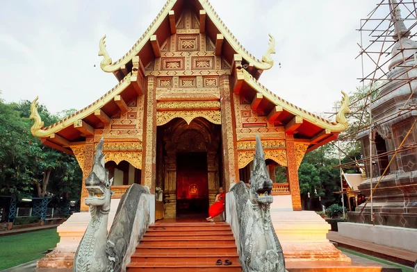 Entrée sculptée avec des statues à l'ancienne structure du temple bouddhiste — Photo