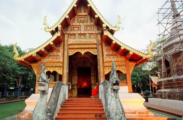 Carved entrance with statues at ancient Buddhist temple structure — Stock Photo, Image