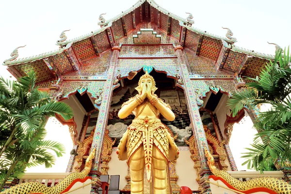 Σχήμα του προσεύχεται άγαλμα στέκεται στην πόρτα της αρχαίας βουδιστική ναός δομής, Ταϊλάνδη — Φωτογραφία Αρχείου