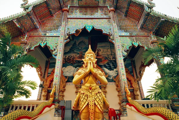 Berdoa Buddha patung berdiri di pintu masuk kuno Buddha struktur candi, Thailand — Stok Foto