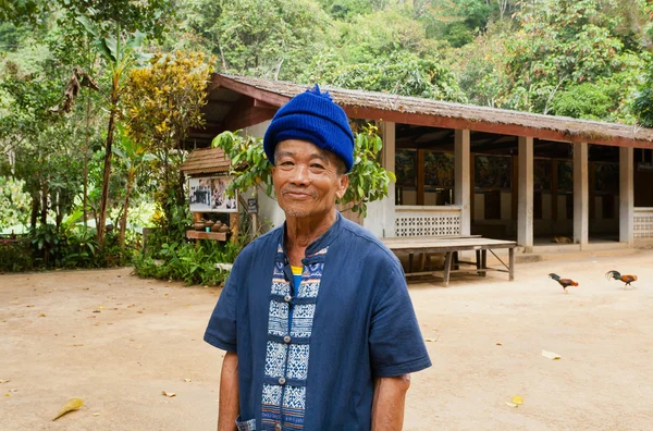 Elderly man with smiley face living in taditional thai village with farmstay — Stock Photo, Image