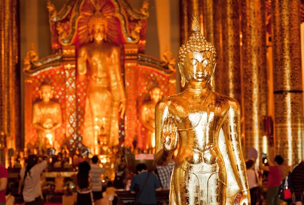 Tubuh emas Buddha di dalam kuil Thailand yang kaya dengan kerumunan wisatawan — Stok Foto