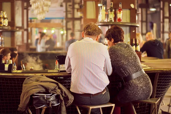 Пара средних лет встретились, чтобы выпить и поговорить в баре — стоковое фото