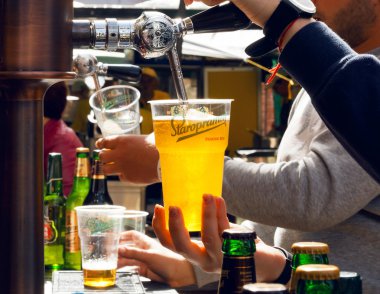 Barmen bira plastik bardakta Street yemek Festivali sırasında dökülen 