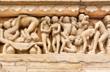 Erotik sahne Khajuraho ünlü Hint Tapınağı heykel yüzeyi. UNESCO mirası,