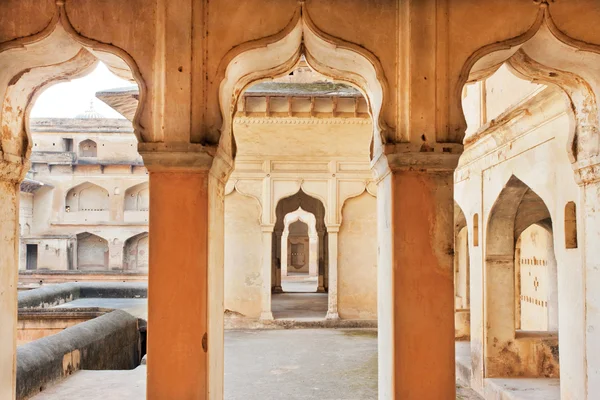 Colonne e archi di un antico palazzo costruito in stile indo-islamico. India — Foto Stock