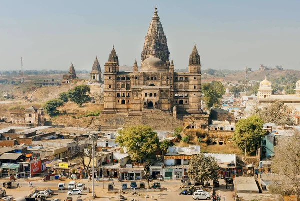 Paesaggio storico dell'India con Tempio di Chaturbhuj e strette strade intorno — Foto Stock