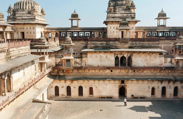 Turista solitario parado en el patio interior de la antigua estructura de Jahangir Mahal en la India — Foto de Stock