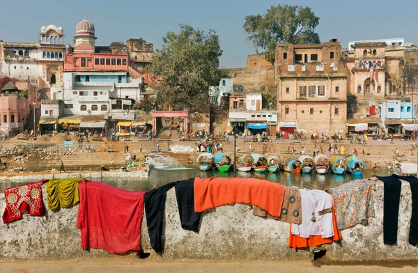 Stadsbilden i gamla Chitrakoot med tvättade kläder och underkläder — Stockfoto