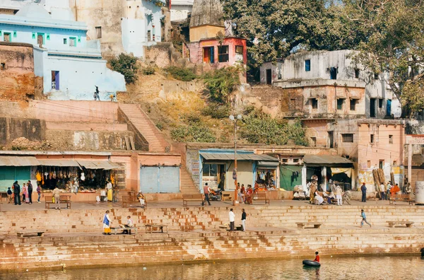 Paesaggio urbano di antico ghat fluviale e rustiche case indiane di Chitrakoot — Foto Stock