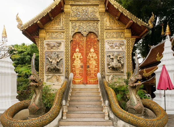 Diukir gerbang ke kuil Buddha kuno struktur di Thailand — Stok Foto