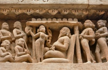 Khajuraho kabartma sahneleri ile çıplak kadın ve Kral. Hindistan tarihi tapınağın duvarlarında Famouse sanat projesi.