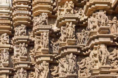 Khajuraho Tapınağı Hindistan Hint tanrıları ile kabartma dokusu. Unesco mirası 950 ve 1150 arasında Hindistan'da inşa edilmiş,