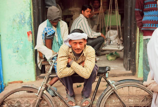 Happy poor man sitting with his cycle on the street — Stock Photo, Image