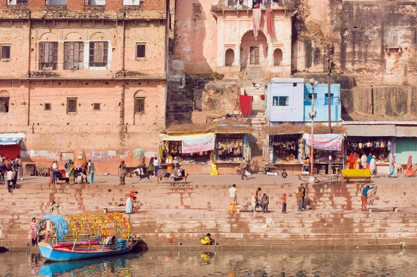 Persone che camminano vicino alla riva del fiume della vecchia città indiana — Foto Stock