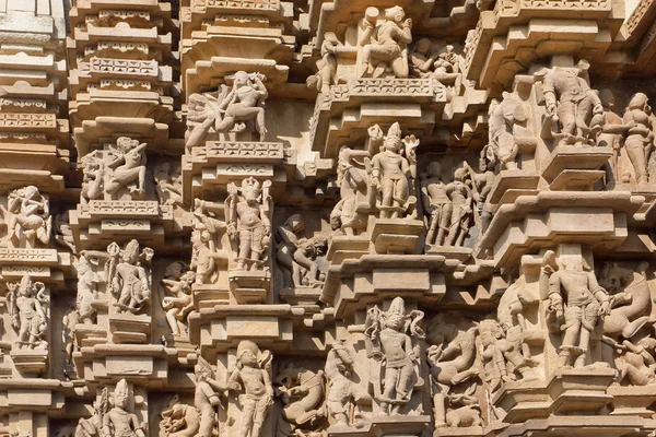 Lättnad konsistens av indiska templet Khajuraho med hinduiska gudar. UNESCO: S världsarvslista, byggdes mellan 950 och 1150 i Indien — Stockfoto