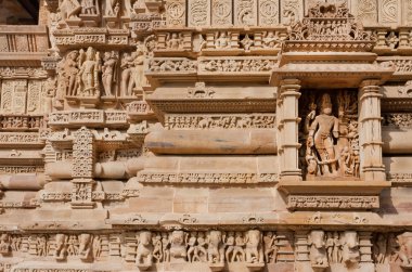 Tuğla duvar kabartmaları Khajuraho, Hindistan Hindu tapınağı ile. UNESCO Mirası site, Hinduizm ve Jainizm ait.