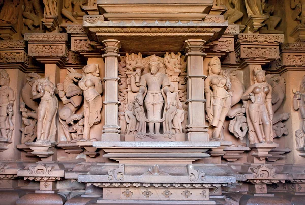 Varaha avatar van Vishnu beeldhouwkunst binnenkant van de tempel in Khajuraho, Madhya Pradesh in India — Stockfoto