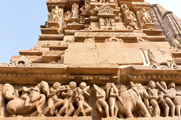 Taş kişi, atlar ve filler kabartmaları Khajuraho, Hindistan'da Hindu tapınağı üzerinde. UNESCO mirası — Stok fotoğraf