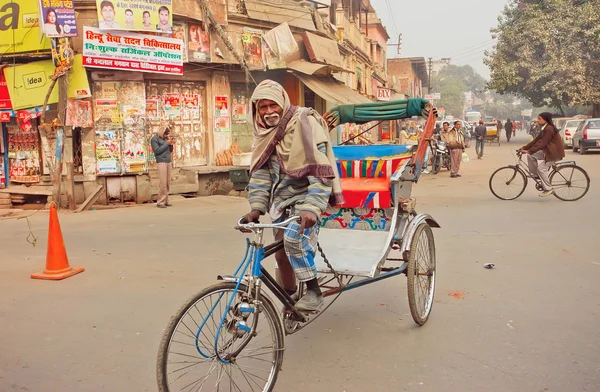Homme âgé à barbe blanche conduisant à vélo avec chariot — Photo
