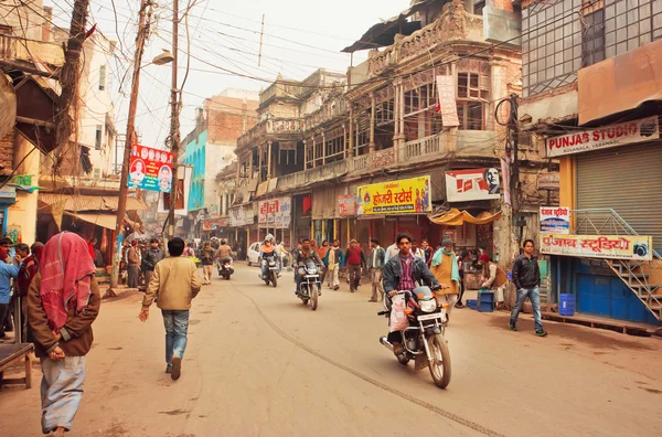 People movement with the cycles on street with grunge wall structures of city — Stock Photo, Image