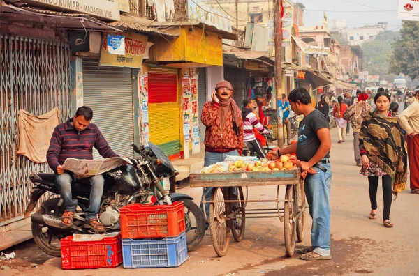 Mañana de la ciudad india con comerciantes de granja y el hombre leyendo el periódico — Foto de Stock