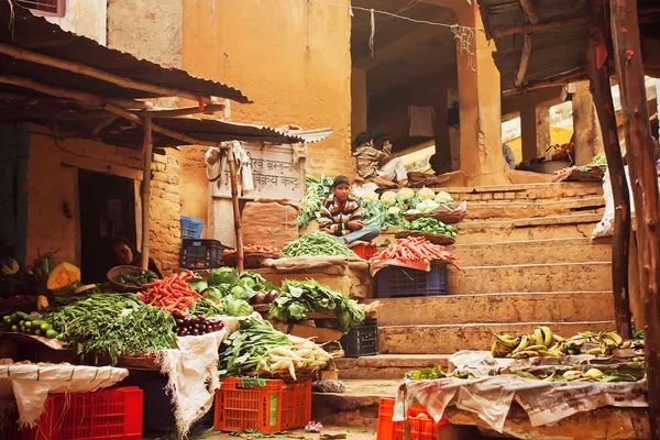 Pareti grunge del vecchio mercato di frutta e verdura sulle scale della città indiana — Foto Stock