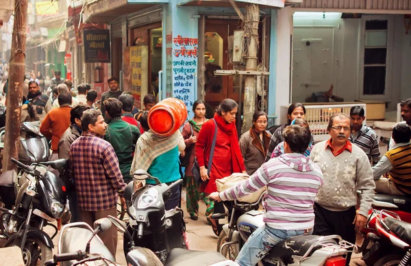 Motosiklet sürücüleri ve yayalar ile dar sokakta insanların kalabalık — Stok fotoğraf