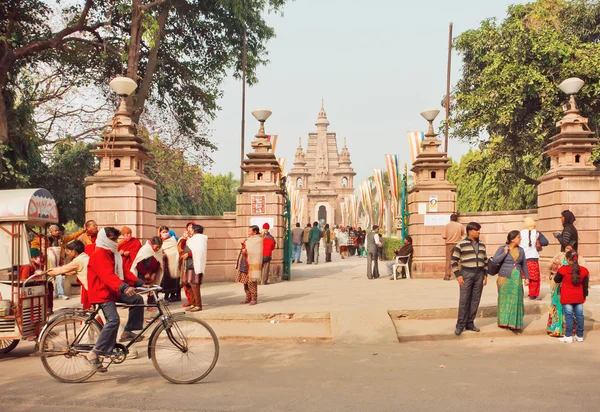 Turister, pilgrimer och cyklister som går förbi berömda gamla buddhistiska tempel — Stockfoto