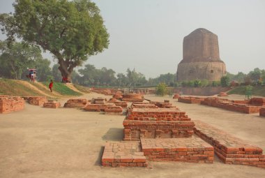 Budist işareti, harap tapınak duvarları ve kutsal Dhamekh Stupa Hint Sarnath içinde.