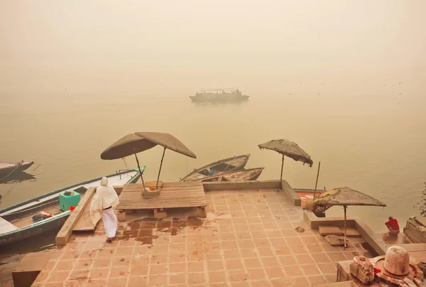 Říční čluny v mlze ranní scény na řece Ganges se starými doky a čluny — Stock fotografie