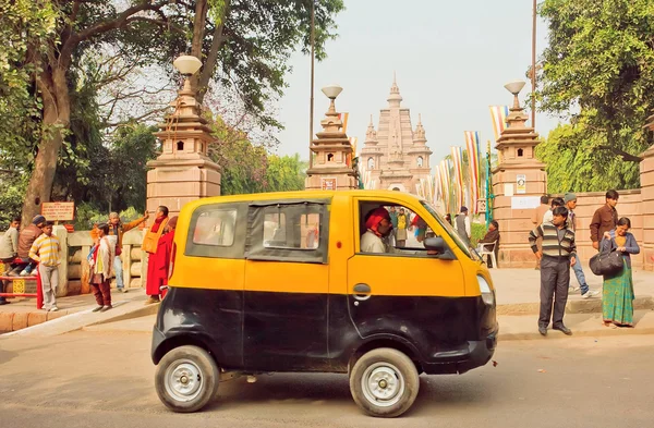 Taxi taxi jaune et noir passant devant l'ancien temple bouddhiste — Photo