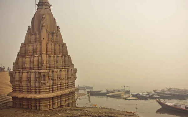 Scena nebbiosa della riva del fiume Gange e sacro tempio di Shiva allagato a Varanasi — Foto Stock