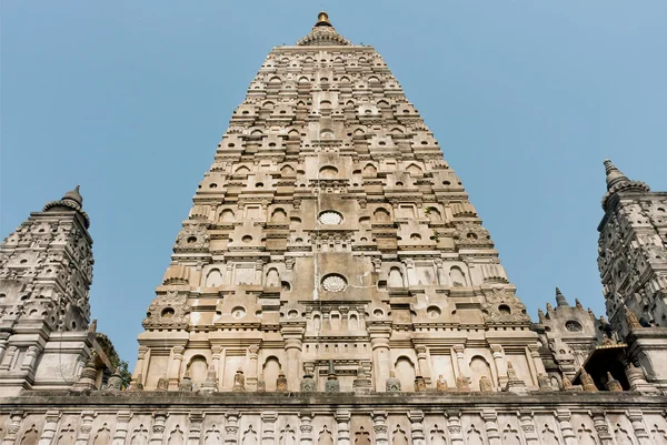 Världsarv i Bodh Gaya i Indien. Snidade kupol av heliga Mahabodhi tempel — Stockfoto
