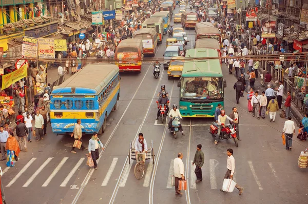 Crocevia di trafficata città moderna in Asia con auto, biciclette, persone a piedi e autobus — Foto Stock