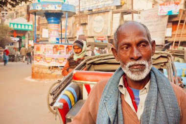 Varanasi Hintli şehrin işlek cadde üzerinde duran beyaz sakalı ile komuta sizde