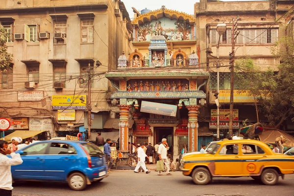 People walk past the Hindu temple at the street with powerfull traffic road — Stock Photo, Image