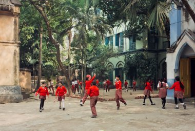 Frizbi okulun yeşil avluda ile atlama Schoolkids