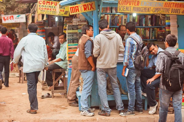 Students looking for the different books at outdoor book market — Stock Photo, Image