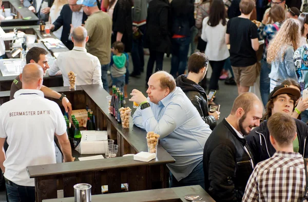 Hombre solitario bebiendo cerveza en multitud de gente —  Fotos de Stock