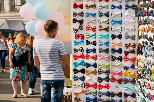 Multi-colored bow ties for suits and extravagant clothes are sold at street fair — Stock Photo, Image