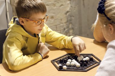 Çocuk bardaklarda Abalone strateji masa oyunu oynamak