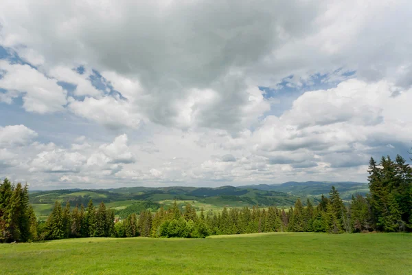 Cloudy sky over green hills of Carpathian mountains. — Stock Photo, Image