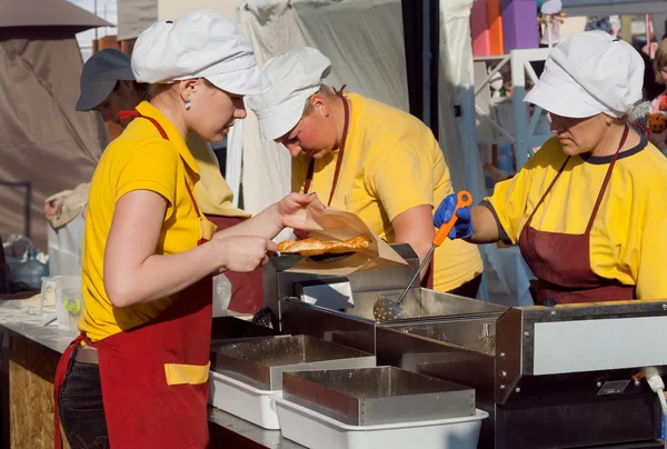 Працівники фаст фуд кухні приготування страв в friture для голодних клієнтів — стокове фото