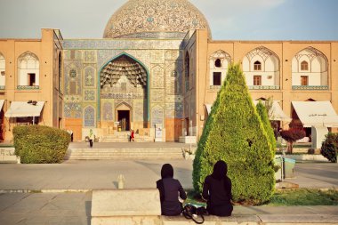 Tarihi cami Isfahan Mescidi-e Şeyh Lütfullah yakınındaki geleneksel hijab toplantıda iki kadın.